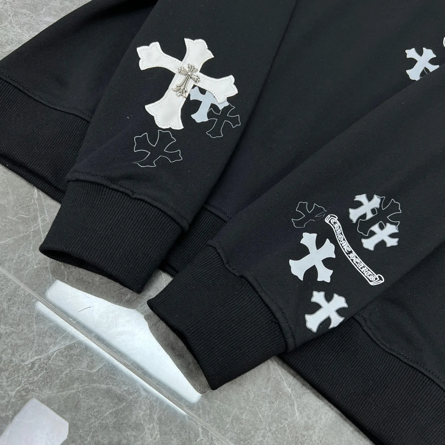 P246 Chrome Hearts Autumn and Winter 2025 Available simultaneously at counters Cross Sanskrit patchwork leather overlapping metal round neck sweatshirt Heavy hand-cut patch embroidery process➕Tajima machine embroidery➕Handmade willows Improved customized version 1:1 high gram weight original fabric Recommended color: black white Size: S, M, L, XL